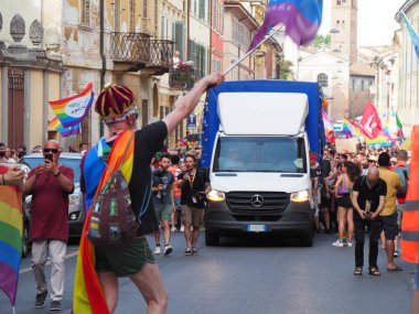Cremona Pride, bir gökkuşağı şehri. Sokaklar, LGBTQIA toplumunun haklarını almaya adanmış bir günü kutlayan insanlarla doluydu..