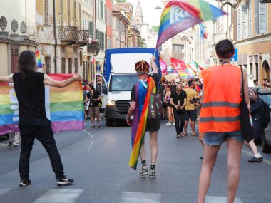 Cremona Pride, bir gökkuşağı şehri. Sokaklar, LGBTQIA toplumunun haklarını almaya adanmış bir günü kutlayan insanlarla doluydu..