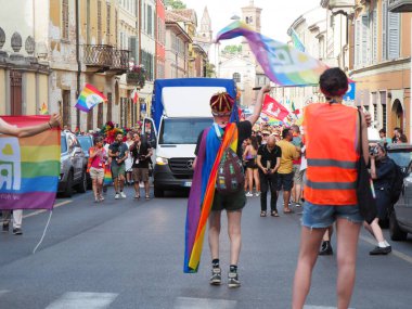Cremona Pride, bir gökkuşağı şehri. Sokaklar, LGBTQIA toplumunun haklarını almaya adanmış bir günü kutlayan insanlarla doluydu..