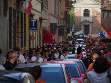 Cremona Pride, bir gökkuşağı şehri. Sokaklar, LGBTQIA toplumunun haklarını almaya adanmış bir günü kutlayan insanlarla doluydu..