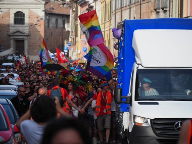 Cremona Pride, bir gökkuşağı şehri. Sokaklar, LGBTQIA toplumunun haklarını almaya adanmış bir günü kutlayan insanlarla doluydu..