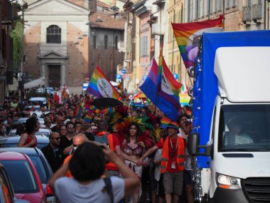Cremona Pride, bir gökkuşağı şehri. Sokaklar, LGBTQIA toplumunun haklarını almaya adanmış bir günü kutlayan insanlarla doluydu..