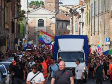 Cremona Pride, bir gökkuşağı şehri. Sokaklar, LGBTQIA toplumunun haklarını almaya adanmış bir günü kutlayan insanlarla doluydu..
