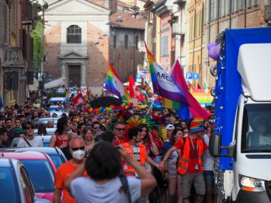 Cremona Pride, bir gökkuşağı şehri. Sokaklar, LGBTQIA toplumunun haklarını almaya adanmış bir günü kutlayan insanlarla doluydu..