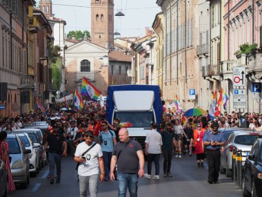 Cremona Pride, bir gökkuşağı şehri. Sokaklar, LGBTQIA toplumunun haklarını almaya adanmış bir günü kutlayan insanlarla doluydu..
