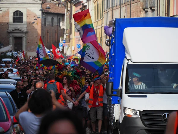 Cremona Pride, bir gökkuşağı şehri. Sokaklar, LGBTQIA toplumunun haklarını almaya adanmış bir günü kutlayan insanlarla doluydu..