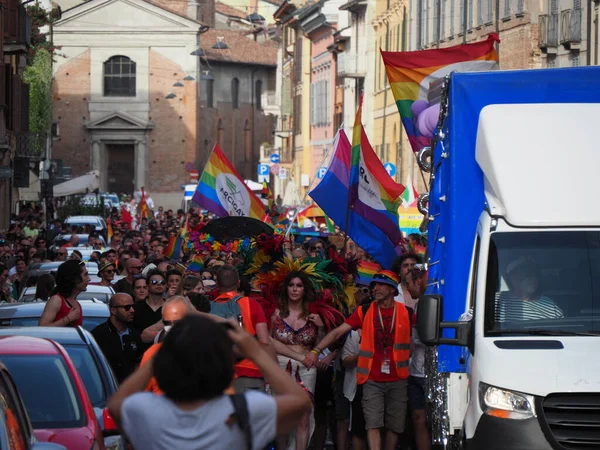 Cremona Pride, bir gökkuşağı şehri. Sokaklar, LGBTQIA toplumunun haklarını almaya adanmış bir günü kutlayan insanlarla doluydu..