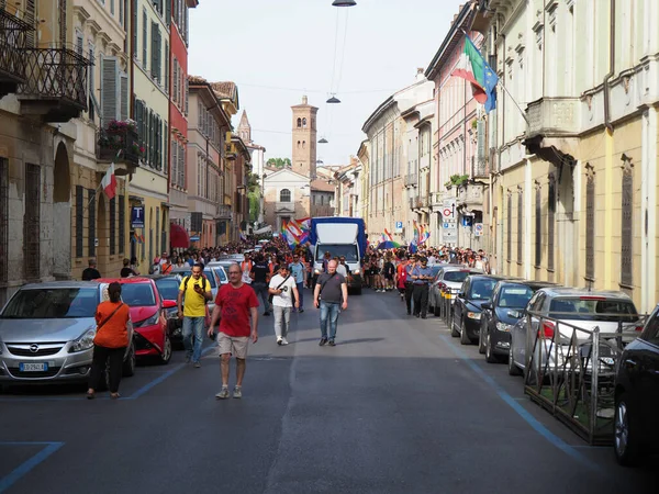 Cremona Pride Uma Cidade Arco Íris Ruas Repletas Pessoas Comemorando — Fotografia de Stock