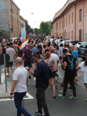 Cremona Pride, bir gökkuşağı şehri. Sokaklar, LGBTQIA toplumunun haklarını almaya adanmış bir günü kutlayan insanlarla doluydu..