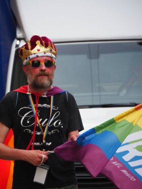 Cremona Pride, bir gökkuşağı şehri. Sokaklar, LGBTQIA toplumunun haklarını almaya adanmış bir günü kutlayan insanlarla doluydu..