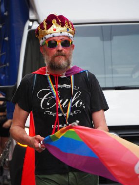 Cremona Pride, bir gökkuşağı şehri. Sokaklar, LGBTQIA toplumunun haklarını almaya adanmış bir günü kutlayan insanlarla doluydu..