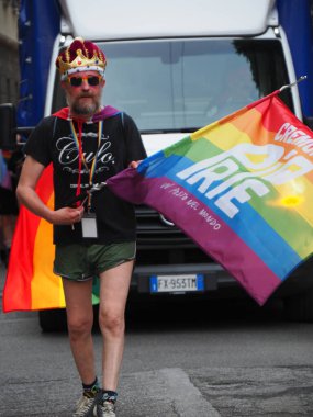 Cremona Pride, bir gökkuşağı şehri. Sokaklar, LGBTQIA toplumunun haklarını almaya adanmış bir günü kutlayan insanlarla doluydu..