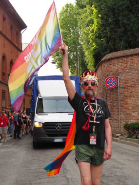 Cremona Pride, bir gökkuşağı şehri. Sokaklar, LGBTQIA toplumunun haklarını almaya adanmış bir günü kutlayan insanlarla doluydu..