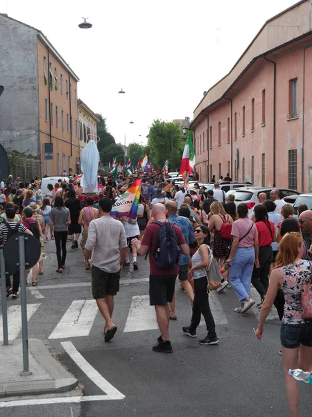Cremona Pride Uma Cidade Arco Íris Ruas Repletas Pessoas Comemorando — Fotografia de Stock