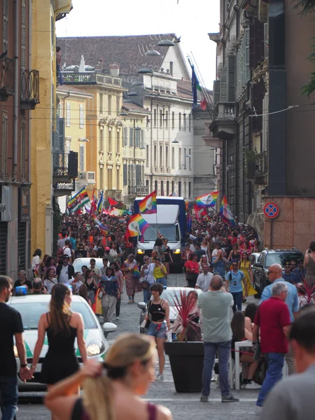 Cremona Pride Uma Cidade Arco Íris Ruas Repletas Pessoas Comemorando — Fotografia de Stock
