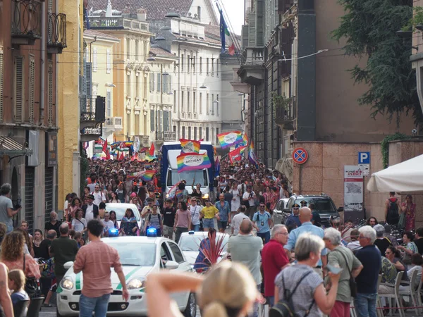 Cremona Pride, bir gökkuşağı şehri. Sokaklar, LGBTQIA toplumunun haklarını almaya adanmış bir günü kutlayan insanlarla doluydu..