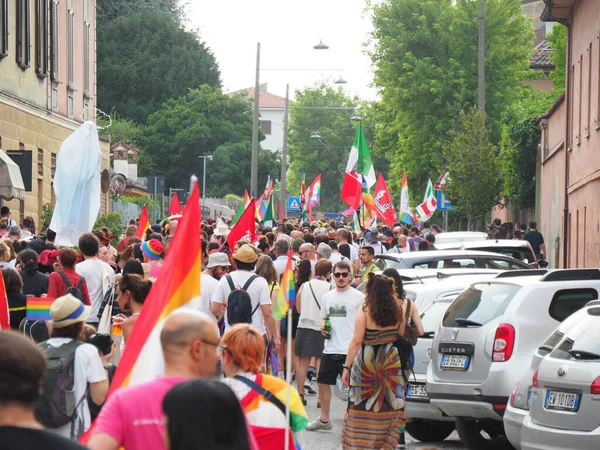 Cremona Pride, bir gökkuşağı şehri. Sokaklar, LGBTQIA toplumunun haklarını almaya adanmış bir günü kutlayan insanlarla doluydu..