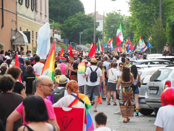 Cremona Pride, bir gökkuşağı şehri. Sokaklar, LGBTQIA toplumunun haklarını almaya adanmış bir günü kutlayan insanlarla doluydu..