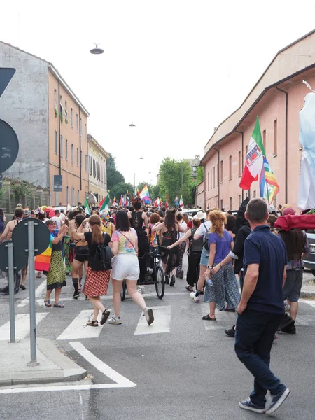 Cremona Pride, bir gökkuşağı şehri. Sokaklar, LGBTQIA toplumunun haklarını almaya adanmış bir günü kutlayan insanlarla doluydu..