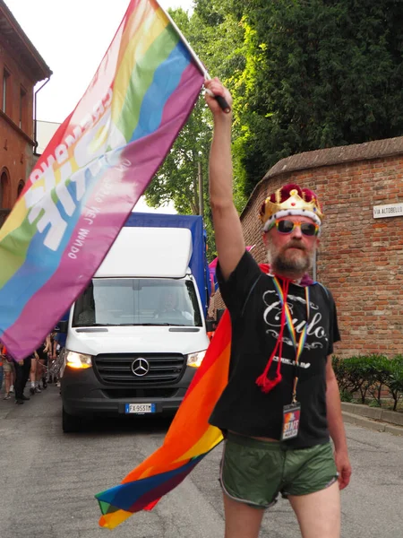 Cremona Pride, bir gökkuşağı şehri. Sokaklar, LGBTQIA toplumunun haklarını almaya adanmış bir günü kutlayan insanlarla doluydu..