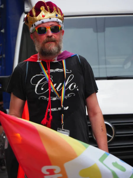 Cremona Pride, bir gökkuşağı şehri. Sokaklar, LGBTQIA toplumunun haklarını almaya adanmış bir günü kutlayan insanlarla doluydu..