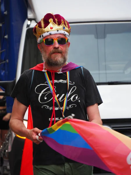 Cremona Pride, bir gökkuşağı şehri. Sokaklar, LGBTQIA toplumunun haklarını almaya adanmış bir günü kutlayan insanlarla doluydu..