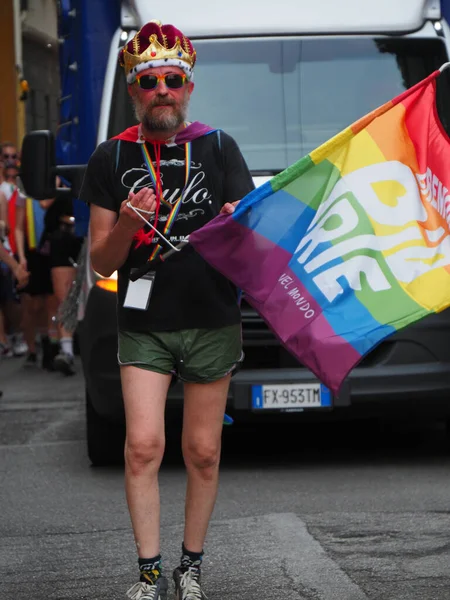 Cremona Pride, bir gökkuşağı şehri. Sokaklar, LGBTQIA toplumunun haklarını almaya adanmış bir günü kutlayan insanlarla doluydu..