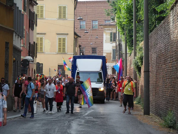 Cremona Pride, bir gökkuşağı şehri. Sokaklar, LGBTQIA toplumunun haklarını almaya adanmış bir günü kutlayan insanlarla doluydu..