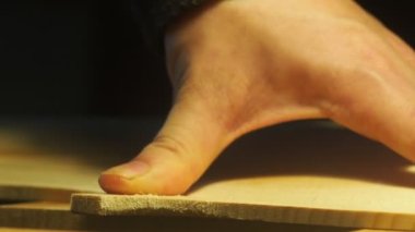 Kemancı el yapımı, çağdaş telli bir enstrüman üzerinde çalışıyor. 