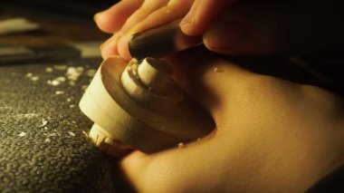 Kemancı el yapımı, çağdaş telli bir enstrüman üzerinde çalışıyor. 