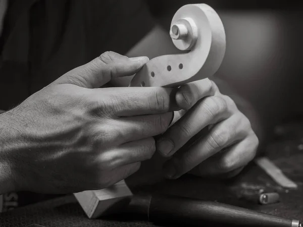 Luthier Gospodarstwa Skrzypce Szef Studia Projektowania Rzeźbienia — Zdjęcie stockowe