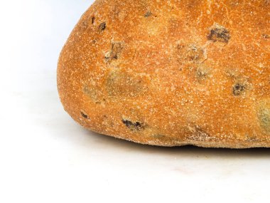 Zeytinli ekmek, zeytinli ekmek, beyaz arka planda zeytinli bir ekmek.