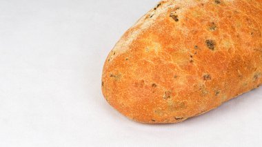 Zeytinli ekmek, zeytinli ekmek, beyaz arka planda zeytinli bir ekmek.