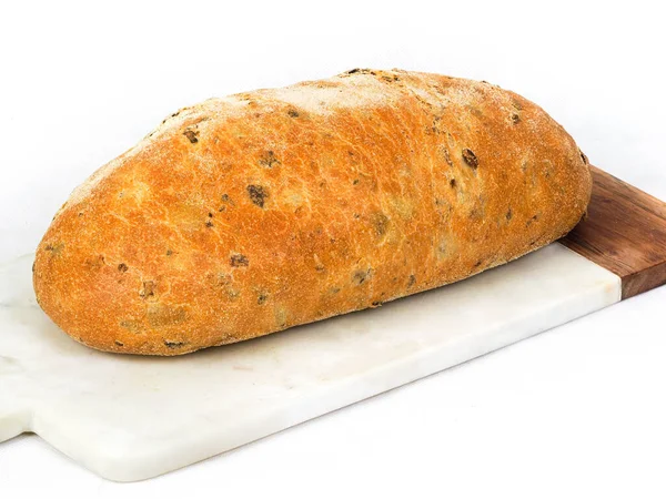 Olivenbrot Olivenbrot Ein Brot Mit Ganzen Oliven Auf Weißem Hintergrund — Stockfoto
