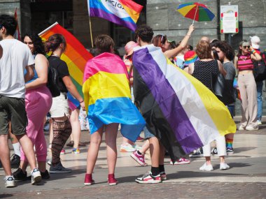 Cremona Pride, bir gökkuşağı şehri. Sokaklar, LGBTQIA toplumunun haklarını almaya adanmış bir günü kutlayan insanlarla doluydu..