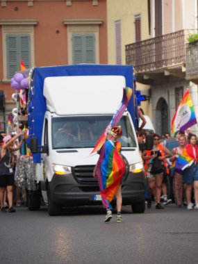 Cremona Pride, bir gökkuşağı şehri. Sokaklar, LGBTQIA toplumunun haklarını almaya adanmış bir günü kutlayan insanlarla doluydu..