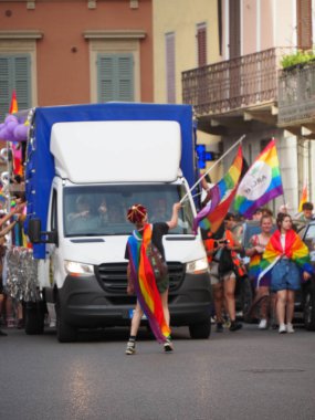 Cremona Pride, bir gökkuşağı şehri. Sokaklar, LGBTQIA toplumunun haklarını almaya adanmış bir günü kutlayan insanlarla doluydu..