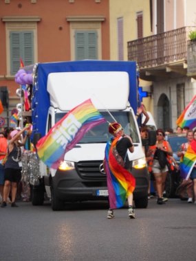Cremona Pride, bir gökkuşağı şehri. Sokaklar, LGBTQIA toplumunun haklarını almaya adanmış bir günü kutlayan insanlarla doluydu..