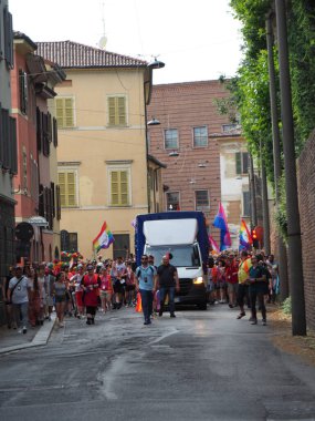 Cremona Pride, bir gökkuşağı şehri. Sokaklar, LGBTQIA toplumunun haklarını almaya adanmış bir günü kutlayan insanlarla doluydu..