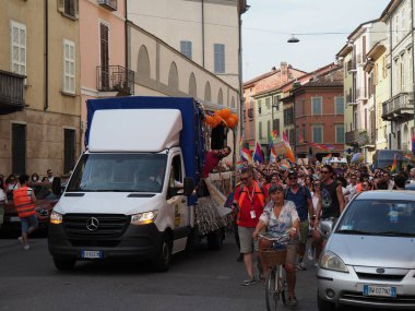 Cremona Pride, bir gökkuşağı şehri. Sokaklar, LGBTQIA toplumunun haklarını almaya adanmış bir günü kutlayan insanlarla doluydu..