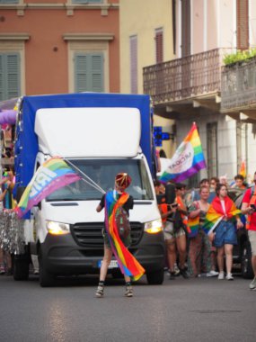 Cremona Pride, bir gökkuşağı şehri. Sokaklar, LGBTQIA toplumunun haklarını almaya adanmış bir günü kutlayan insanlarla doluydu..