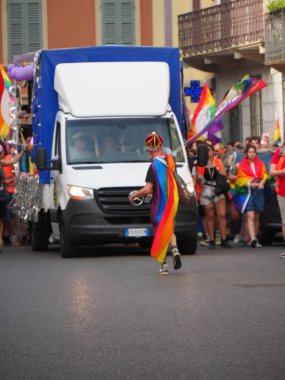 Cremona Pride, bir gökkuşağı şehri. Sokaklar, LGBTQIA toplumunun haklarını almaya adanmış bir günü kutlayan insanlarla doluydu..