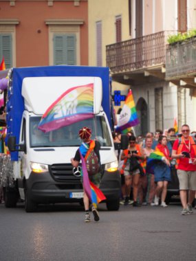 Cremona Pride, bir gökkuşağı şehri. Sokaklar, LGBTQIA toplumunun haklarını almaya adanmış bir günü kutlayan insanlarla doluydu..