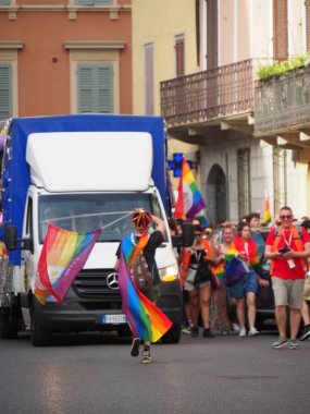 Cremona Pride, bir gökkuşağı şehri. Sokaklar, LGBTQIA toplumunun haklarını almaya adanmış bir günü kutlayan insanlarla doluydu..