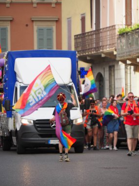 Cremona Pride, bir gökkuşağı şehri. Sokaklar, LGBTQIA toplumunun haklarını almaya adanmış bir günü kutlayan insanlarla doluydu..