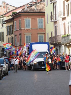 Cremona Pride, bir gökkuşağı şehri. Sokaklar, LGBTQIA toplumunun haklarını almaya adanmış bir günü kutlayan insanlarla doluydu..