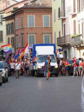 Cremona Pride, bir gökkuşağı şehri. Sokaklar, LGBTQIA toplumunun haklarını almaya adanmış bir günü kutlayan insanlarla doluydu..