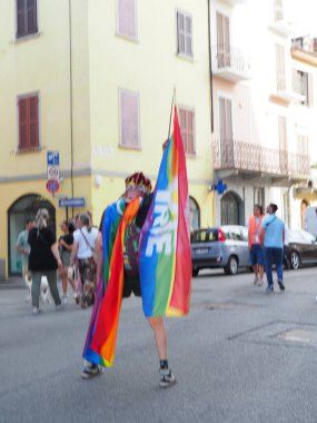 Cremona Pride, bir gökkuşağı şehri. Sokaklar, LGBTQIA toplumunun haklarını almaya adanmış bir günü kutlayan insanlarla doluydu..