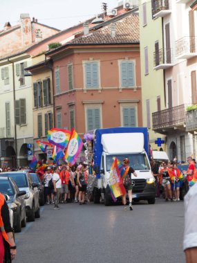 Cremona Pride, bir gökkuşağı şehri. Sokaklar, LGBTQIA toplumunun haklarını almaya adanmış bir günü kutlayan insanlarla doluydu..