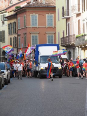 Cremona Pride, bir gökkuşağı şehri. Sokaklar, LGBTQIA toplumunun haklarını almaya adanmış bir günü kutlayan insanlarla doluydu..